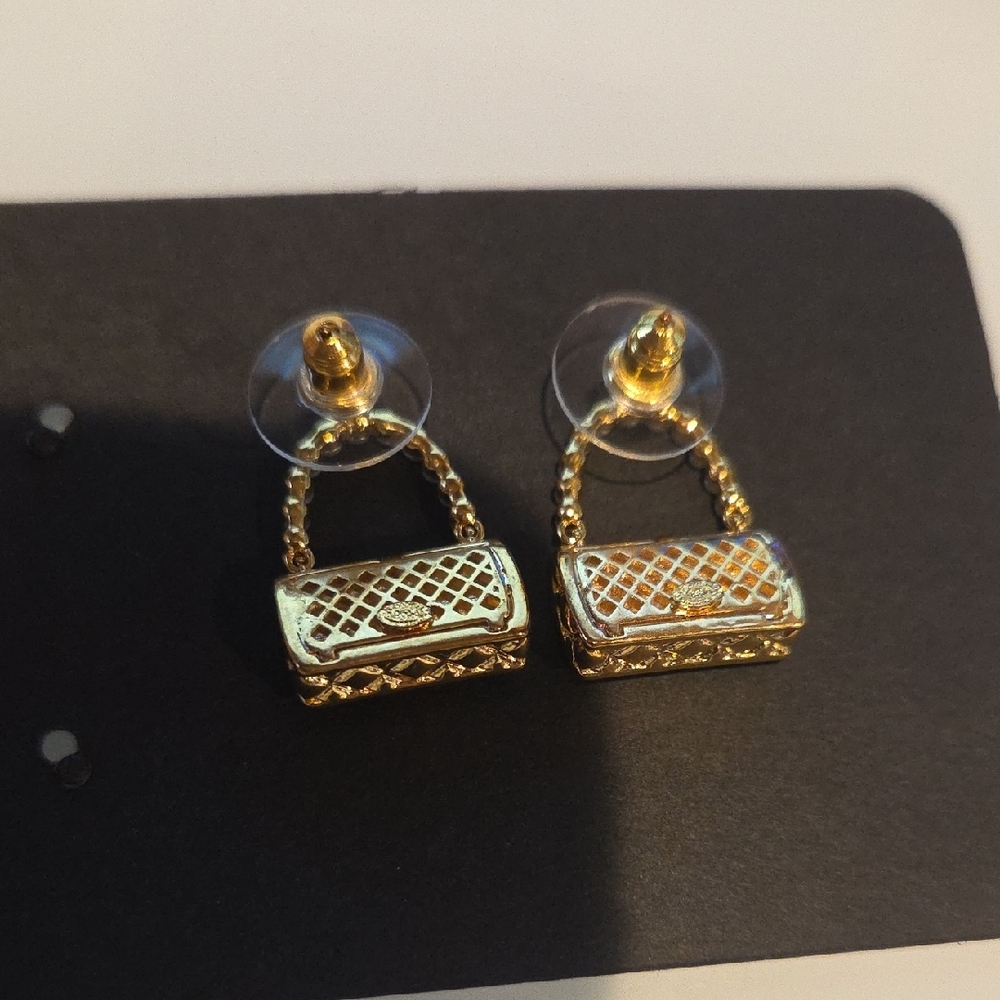 Elegant Gold and Pearl Handbag Earrings - Picture 2 of 3